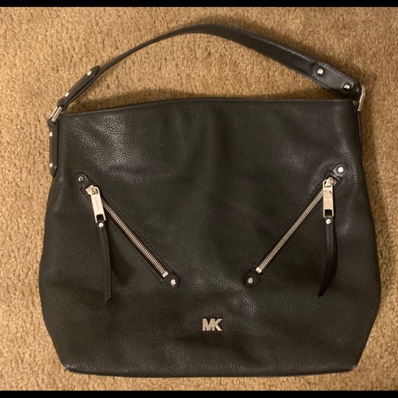 Michael Kors Handbags - Michael Kors LEATHER HANDBAG BLACK